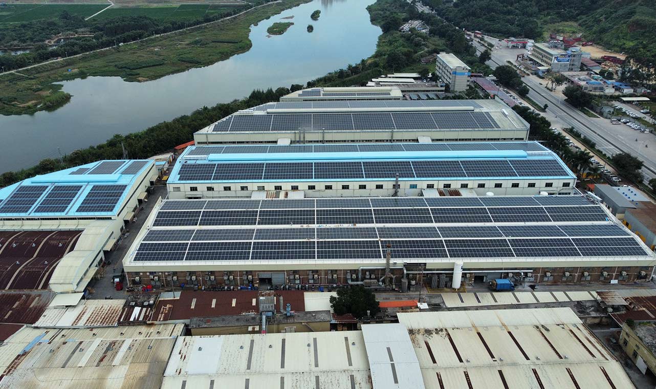 Großflächige Dach-Solaranlage mit Solavita 3-Phasen-Netzwechselrichter 125 kW, die industrielle Lösungen für erneuerbare Energien mit optimierter Effizienz zeigt.