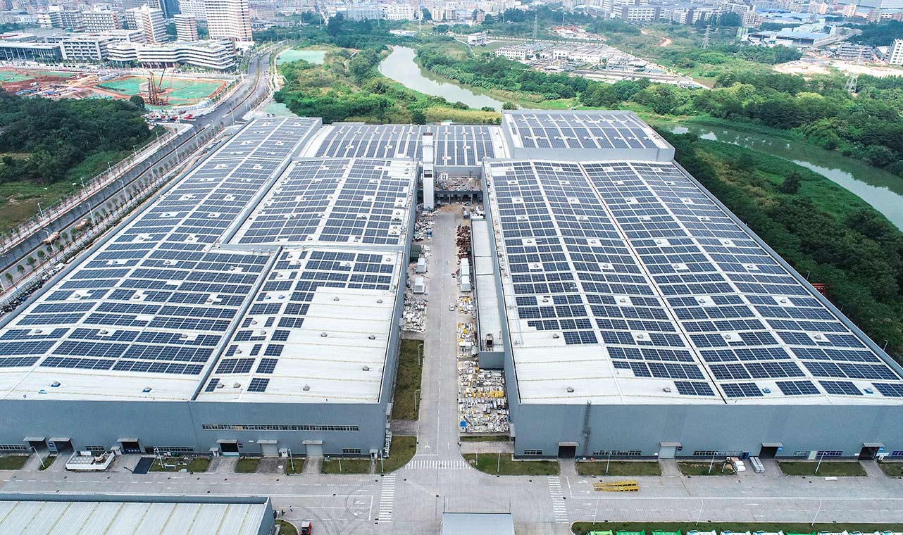 Großflächige Dach-Solaranlage mit Solavita 3-Phasen-Netzwechselrichter 125 kW, die industrielle Lösungen für erneuerbare Energien mit optimierter Effizienz zeigt.