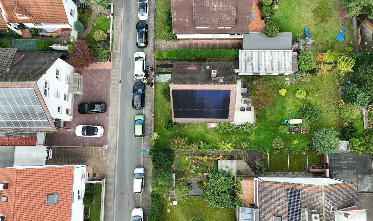 Luftaufnahme einer Solaranlage auf einem Wohnhaus, ausgestattet mit Solavita Hybrid-Wechselrichter und 5,12-kWh-Batteriespeicher, die effiziente Energiespeicherlösungen hervorhebt