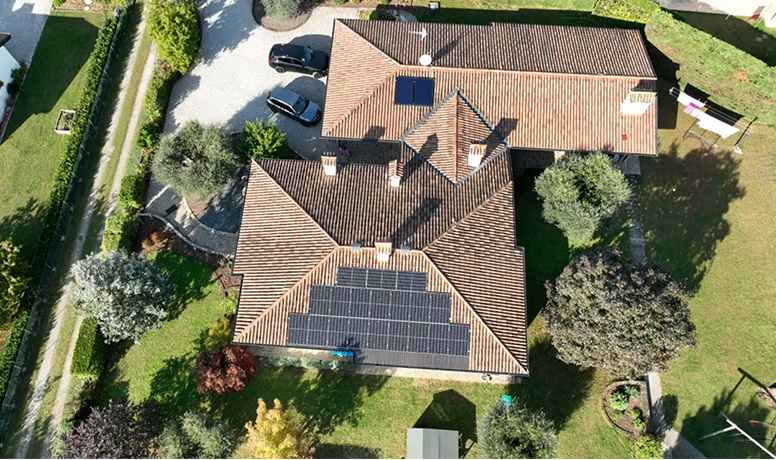 Luftaufnahme einer Solaranlage auf einem Wohnhaus, ausgestattet mit Solavita Hybrid-Wechselrichter und 5,12-kWh-Batteriespeicher, die effiziente Energiespeicherlösungen hervorhebt