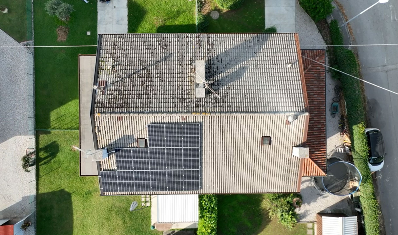 Luftaufnahme einer Solaranlage auf einem Wohnhaus, ausgestattet mit Solavita Hybrid-Wechselrichter und 5,12-kWh-Batteriespeicher, die effiziente Energiespeicherlösungen hervorhebt