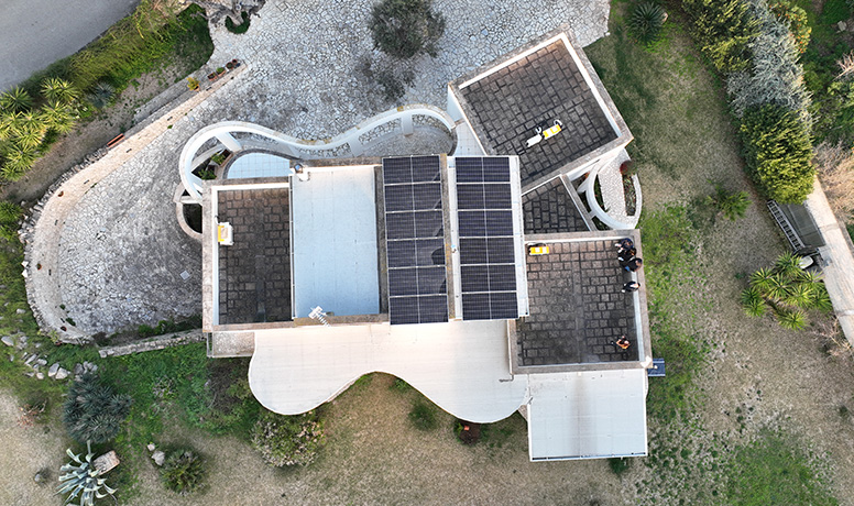 Luftaufnahme einer Solaranlage auf einem Wohnhaus, ausgestattet mit Solavita Hybrid-Wechselrichter und 10,24-kWh-Batteriespeicher, die effiziente Energiespeicherlösungen hervorhebt