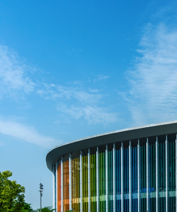 Außenansicht eines modernen Messezentrums mit bunten Glasscheiben, in dem die Solavita-Ausstellung stattfindet, wobei der Schwerpunkt auf innovativen Lösungen für erneuerbare Energien liegt.