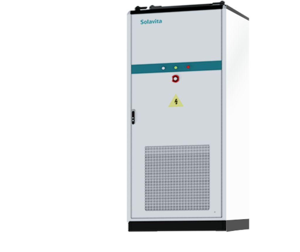 Solavita SWS-P100E215-HC flüssigkeitsgekühlter Energiespeicherschrank für gewerbliche und industrielle Anwendungen. Ausgestattet mit einem robusten, weißen Gehäuse mit türkisfarbenem Streifen im oberen Bereich, LED-Anzeigeleuchten und einem Not-Aus-Taster für erhöhte Sicherheit. Ein Hochspannungswarnsymbol ist gut sichtbar an der Vorderseite angebracht, und ein perforiertes Lüftungspaneel im unteren Bereich gewährleistet eine effiziente Flüssigkeitskühlung. Der Schrank wurde für hohe Leistung und Zuverlässigkeit in gewerblichen und industriellen Energiespeicherumgebungen konzipiert.