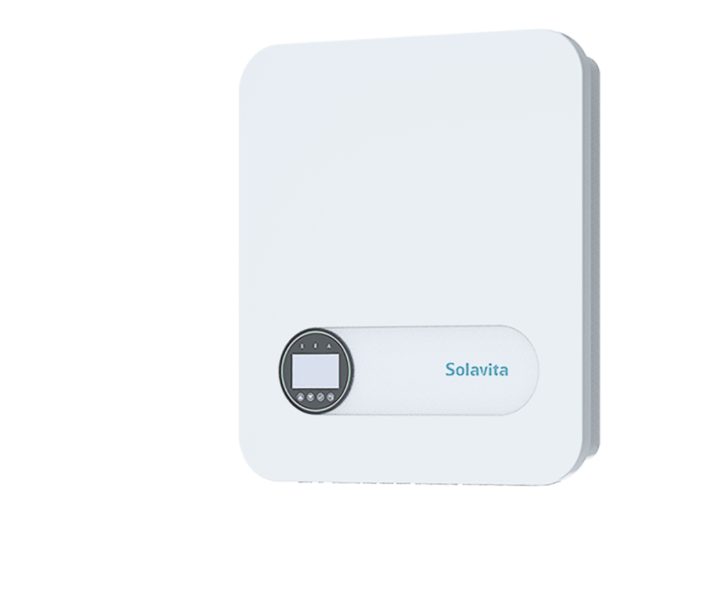 Frontansicht des Solavita dreiphasigen Hybrid-Wechselrichters mit einer Leistung von 5-15 kW und einem minimalistischem weißem Rechteckgehäuse, abgerundeten Kanten und schwarzem Runddisplay. Ein modernes und kompaktes Design für den Wohnbereich