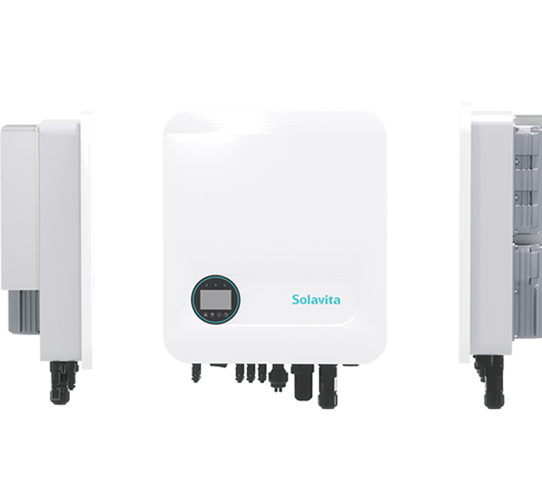 Die Front- und Seitenansicht des Solavita dreiphasigen Hybrid-Wechselrichters mit einer Leistung von 5-15 kW präsentiert sein schlankes Design mit weißem, kompaktem Gehäuse, zentralem Kontrolldisplay und mehreren Anschlüssen an der Unterseite. Dieser Hybrid-Wechselrichter ist ideal für Wohnanwendungen konzipiert und verbindet Effizienz mit moderner Ästhetik für häusliche Solarenergiespeichersysteme