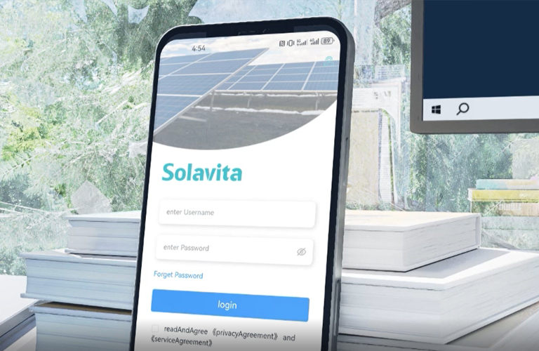 Nahaufnahme des Solavita Cloud Energiespeichersystem-Plattform-Anmeldebildschirms auf einem Smartphone. Die Benutzeroberfläche zeigt Felder für Benutzernamen und Passwort mit einem Hintergrundbild von Solarmodulen, das den Fokus der Plattform auf erneuerbares Energiemanagement widerspiegelt. Diese Darstellung unterstreicht die Zugänglichkeit der Solavita Cloud-Funktionen auf mobilen Geräten für effiziente Energiespeicherung und -überwachung