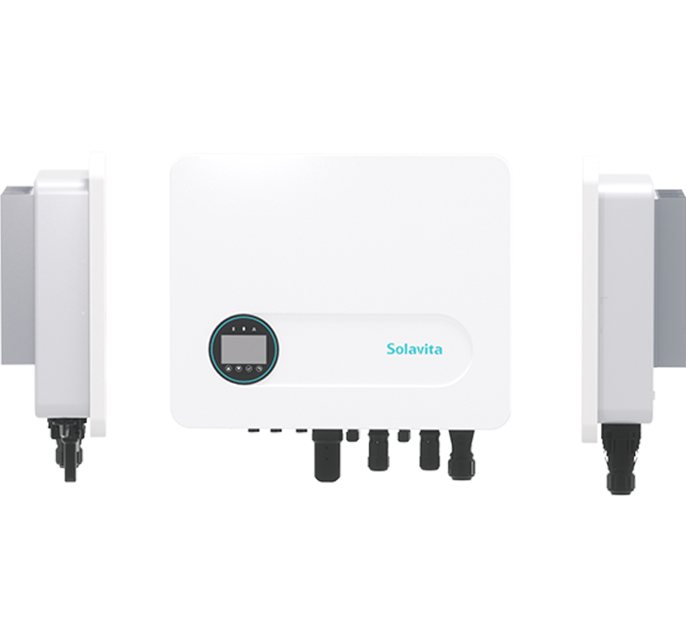 Die Front- und Seitenansicht des Solavita einphasigen Hybrid-Wechselrichters mit einer Leistung von 3-6kW zeigt sein schlankes Design mit weißem, kompaktem Gehäuse, zentralem Kontrolldisplay und mehreren Anschlüssen an der Unterseite. Dieser Hybrid-Wechselrichter ist ideal für Wohnanwendungen konzipiert und verbindet Effizienz mit moderner Ästhetik für häusliche Solarenergiespeichersysteme