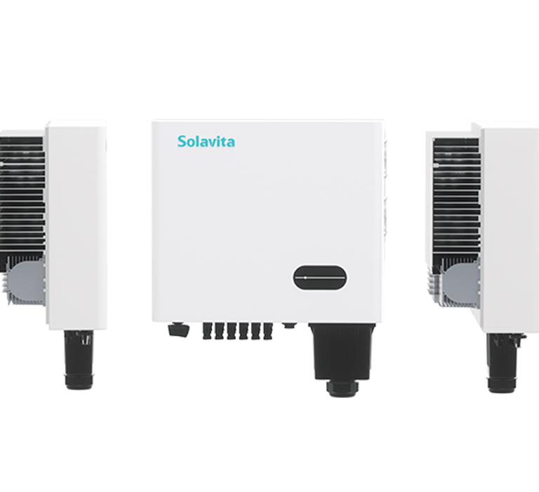 Die wandmontierten Solavita PV 30-33 kW Wechselrichter mit dem Logo von Solavita auf der Zentraleinheit. Jeder Wechselrichter verfügt über verschiedene Anschlüsse und ein kleines schwarzes Display an der Front und bietet effizientes Energiemanagement für moderne Energielösungen.