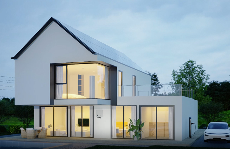 Ein modernes, zweistöckiges Haus mit großen Fenstern, einem Balkon und einem Pool im Garten. Hier verschmelzen architektonische Eleganz und Natur. In der Einfahrt steht ein Elektrofahrzeug, das entweder über einen Solavita-Hybrid-Wechselrichter oder über das Solavita-Heimspeichersystem mit Energie versorgt wird und so auch in der Dämmerung für optimale Energieeffizienz sorgt.