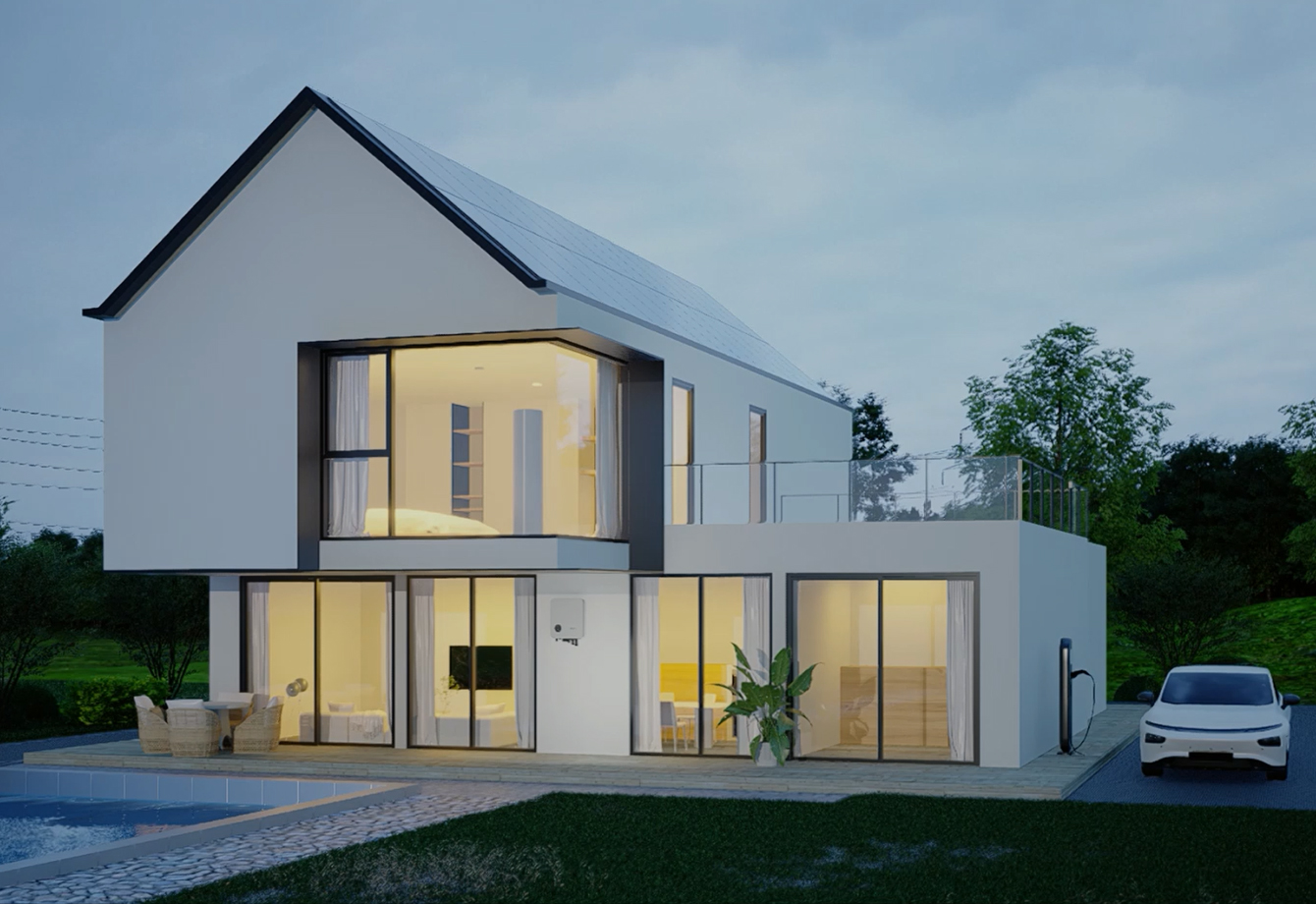 Ein modernes zweigeschossiges Wohnhaus, ausgestattet mit Solarmodulen und einem weißen Solavita-Netzwechselrichter. Das Gebäude zeichnet sich durch große Fenster, eine minimalistische Fassadengestaltung und warmbeleuchtete Innenräume aus. Das Haus verfügt über ein Flachdach und eine Terrasse. In unmittelbarer Nähe steht ein Solavita-Elektrofahrzeug, eingebettet in die umgebende Grünfläche.