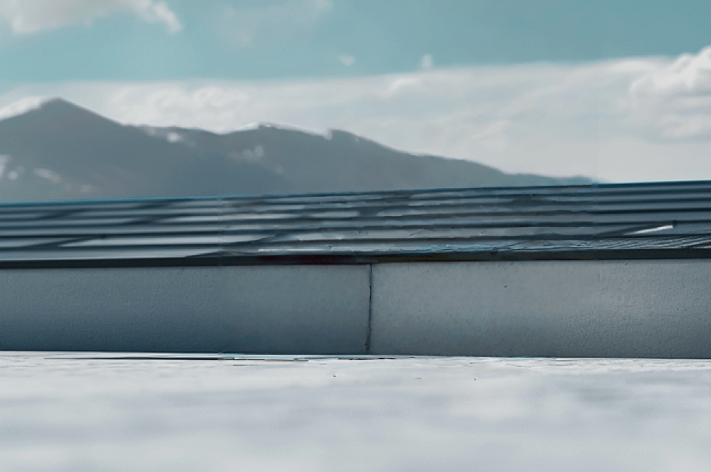 Die Dachansicht mit Bergpanorama im Hintergrund veranschaulicht die ideale Umgebung für eine Solavita Hausenergielösung mit nahtlos integrierten Solarmodulen für nachhaltige Energie.